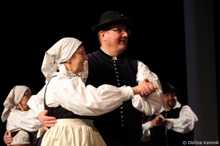 Ples in glasba izpod kamniških planin v izvedbi Folklorne skupine Kamnik in njihovih prijateljev  (23)